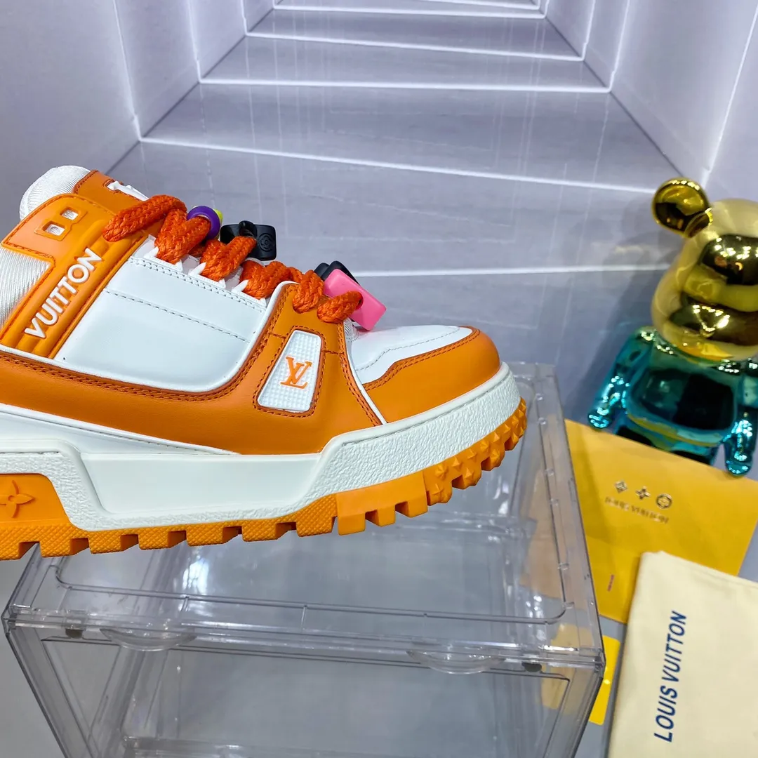 👟👟Ex-factory price 840 𝙇𝙑 𝟐𝟎𝟐4/𝐒𝐒 𝐧𝐞𝐰 Louis Vuitton catwalk skateboard shoes are popular, LOUIS VUITTON Trainer is undoubtedly one of the most successful Sneakers launched by luxury brands, but the pace of exploration will not stop. LOUISVUITTON will also bring a new series of skateboard shoes in the spring of 2023. The new series in the picture returns to the 90s Chunky Skate Shoes bread shoes, with leather and mesh uppers. The fat silhouette and thick shoelaces are very eye-catching. It is expected to have quite a few colors like the Trainer. Judging from the previous DIOR show skate shoes, this chunky style may be even stronger next year. Size: Female 35-40 Male 39-46
